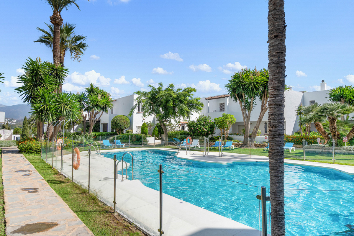 4 Bed Apartment for sale in Nueva Andalucía Costa Del Sol, Málaga, Spain