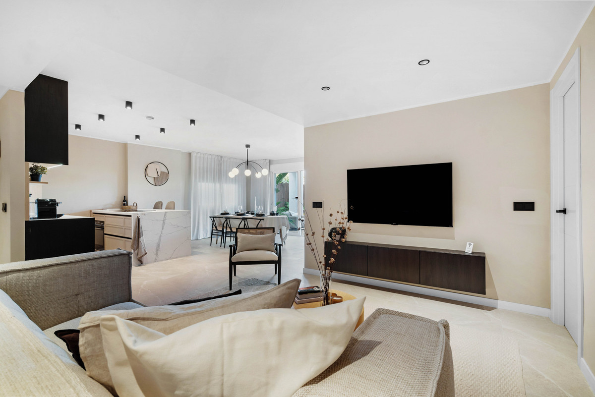 4 Bed Apartment for sale in Nueva Andalucía Costa Del Sol, Málaga, Spain