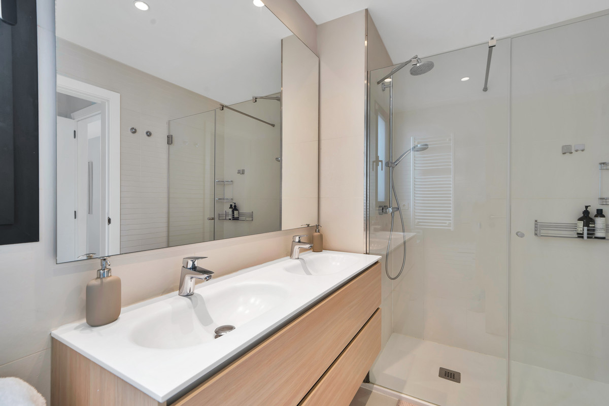 3 Bed Apartment for sale in Estepona Costa Del Sol, Málaga, Spain