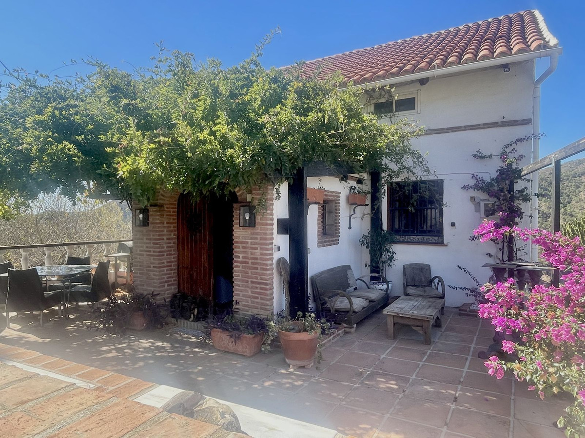 3 Bed Townhouse for sale in Istán Costa Del Sol, Málaga, Spain
