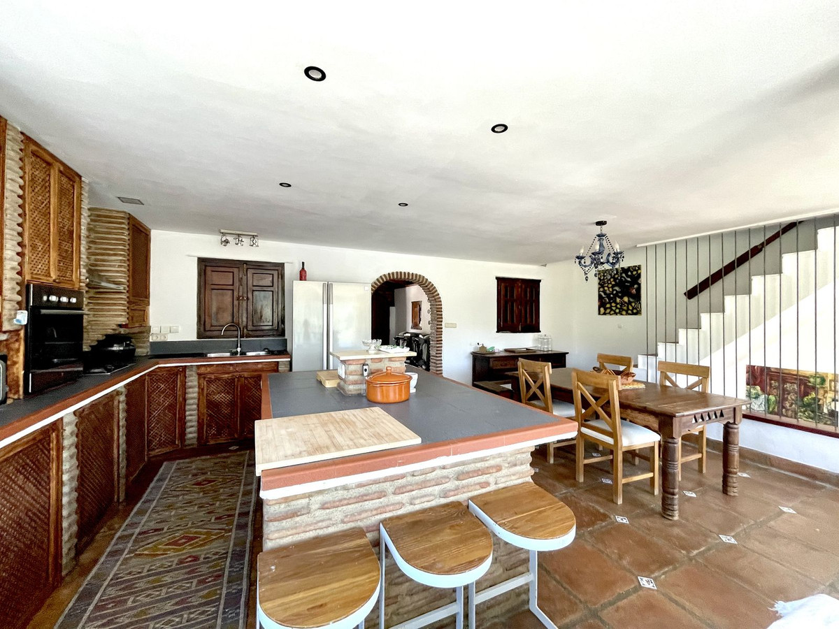 3 Bed Townhouse for sale in Istán Costa Del Sol, Málaga, Spain