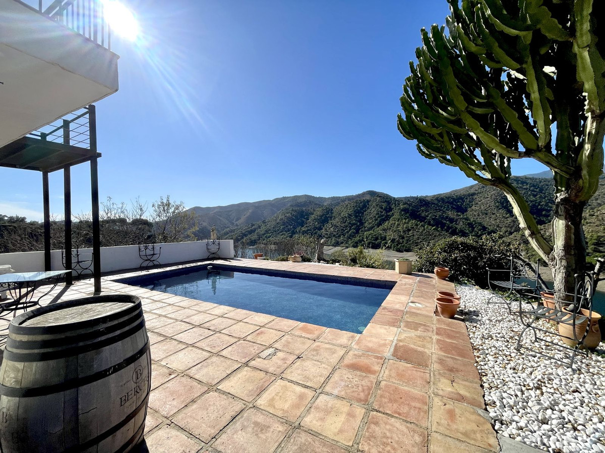 3 Bed Townhouse for sale in Istán Costa Del Sol, Málaga, Spain