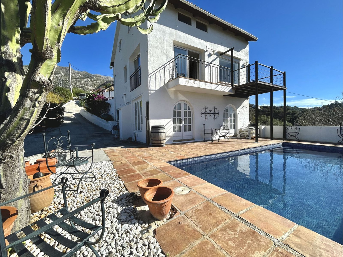 3 Bed Townhouse for sale in Istán Costa Del Sol, Málaga, Spain
