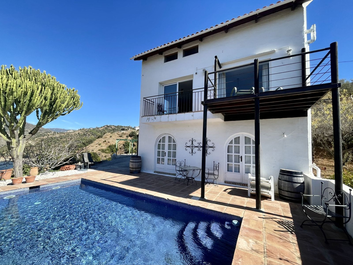 3 Bed Townhouse for sale in Istán Costa Del Sol, Málaga, Spain