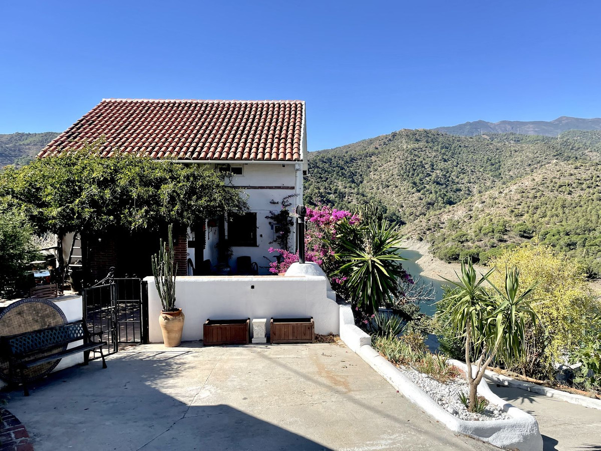 3 Bed Townhouse for sale in Istán Costa Del Sol, Málaga, Spain