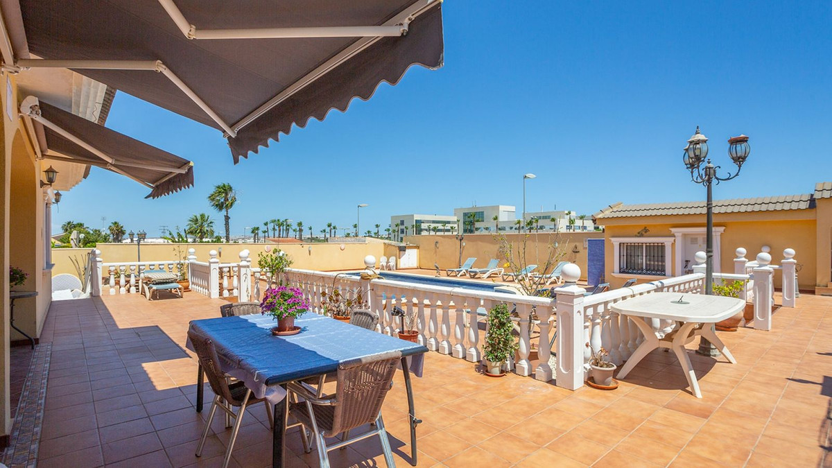 Se vende Villa - Chalet de 6 dormitorios en Costa Blanca, Alicante, España