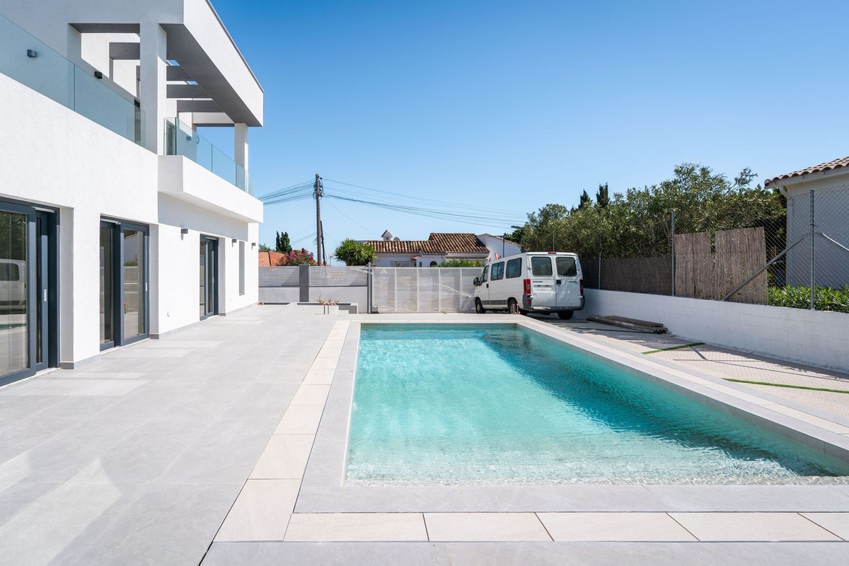3 Bed Townhouse for sale in Estepona Costa Del Sol, Málaga, Spain