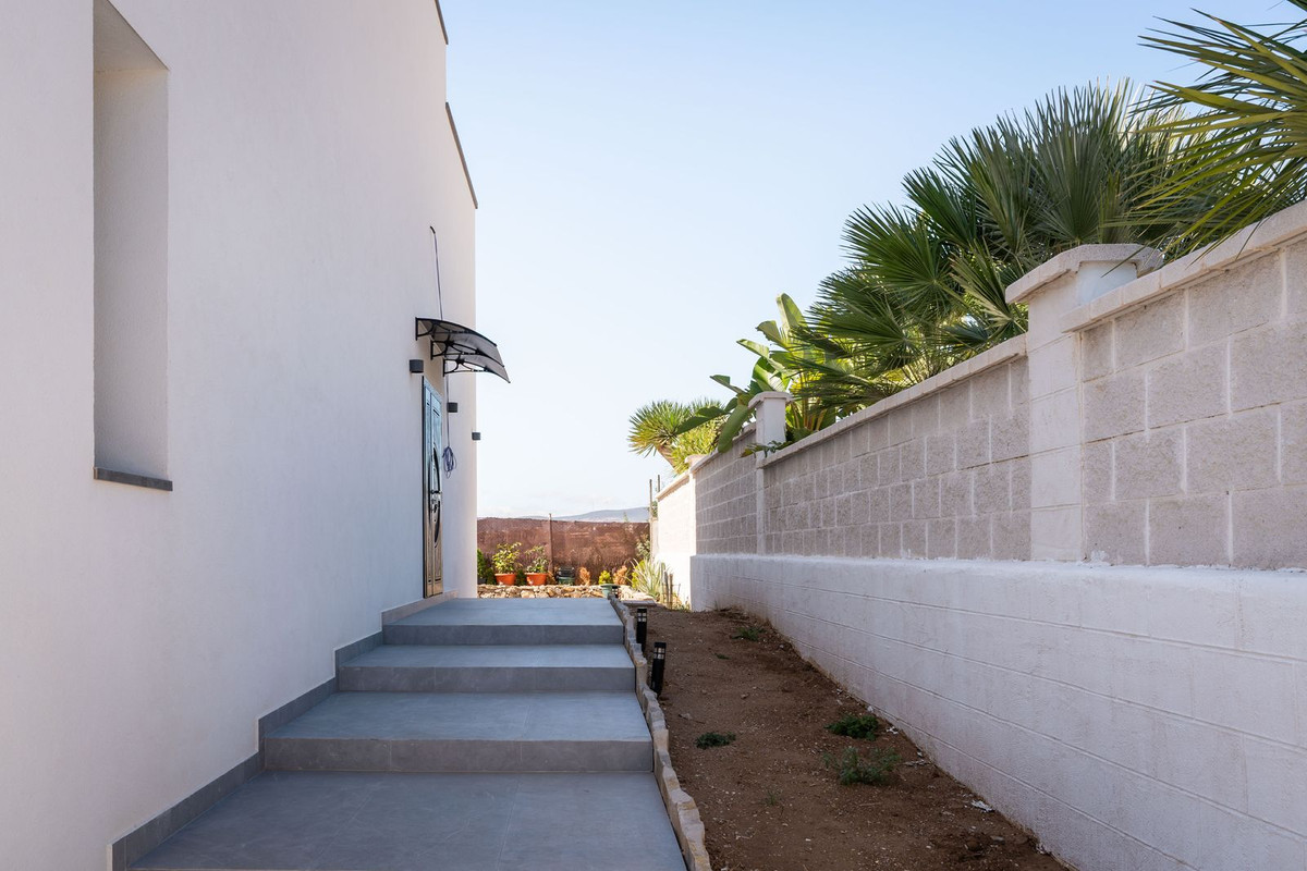 3 Bed Townhouse for sale in Estepona Costa Del Sol, Málaga, Spain