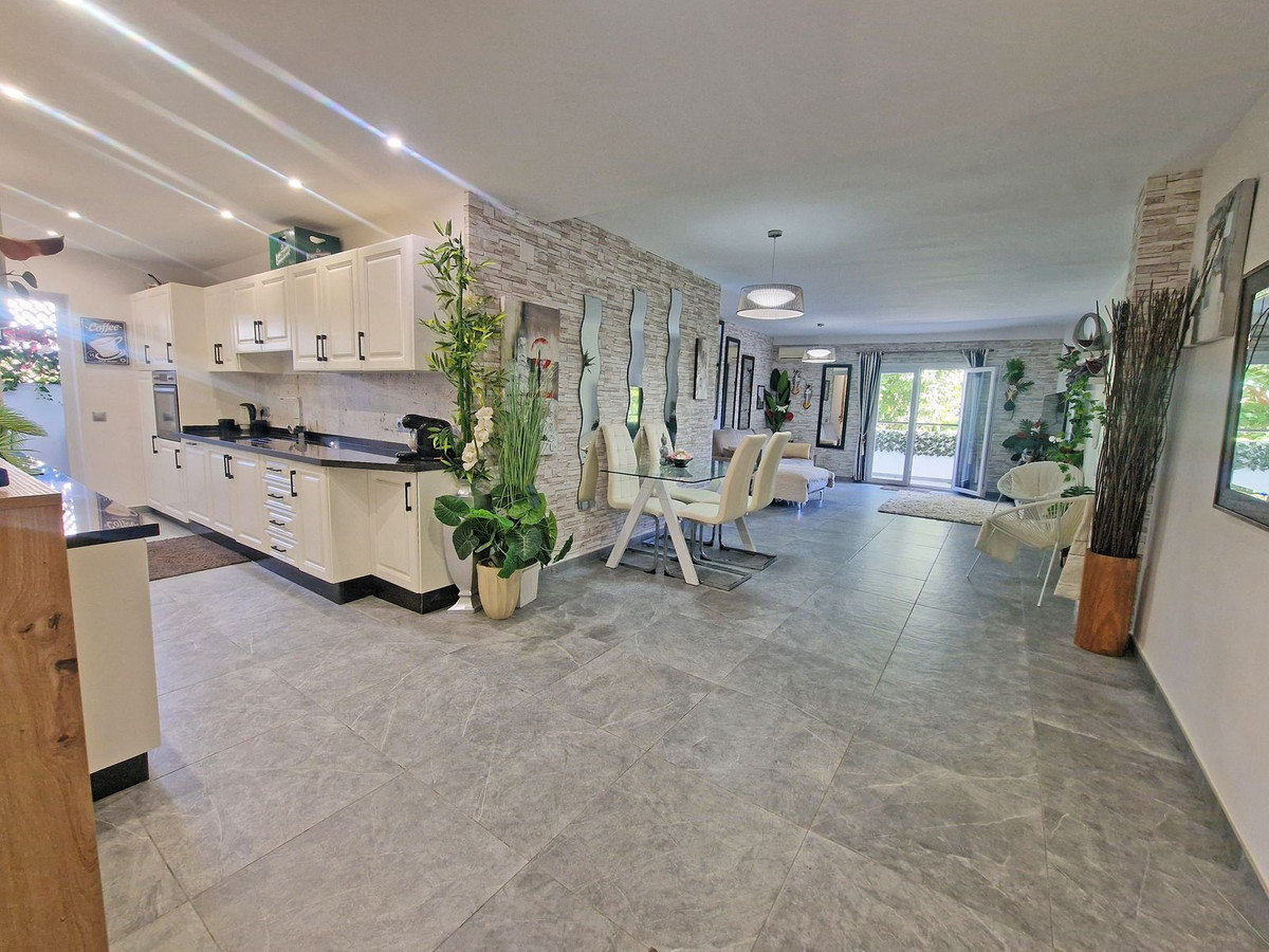 3 Bed Apartment for sale in Calahonda Costa Del Sol, Málaga, Spain
