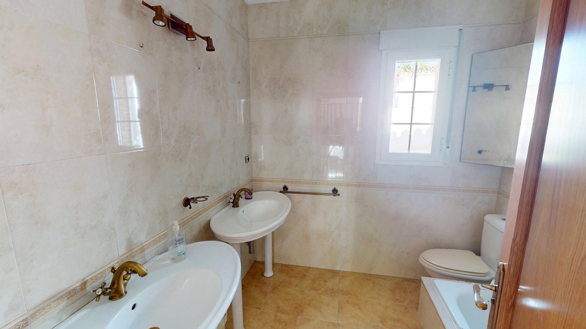 Se vende Villa - Chalet de 5 dormitorios en Costa Del Sol East, Málaga, España