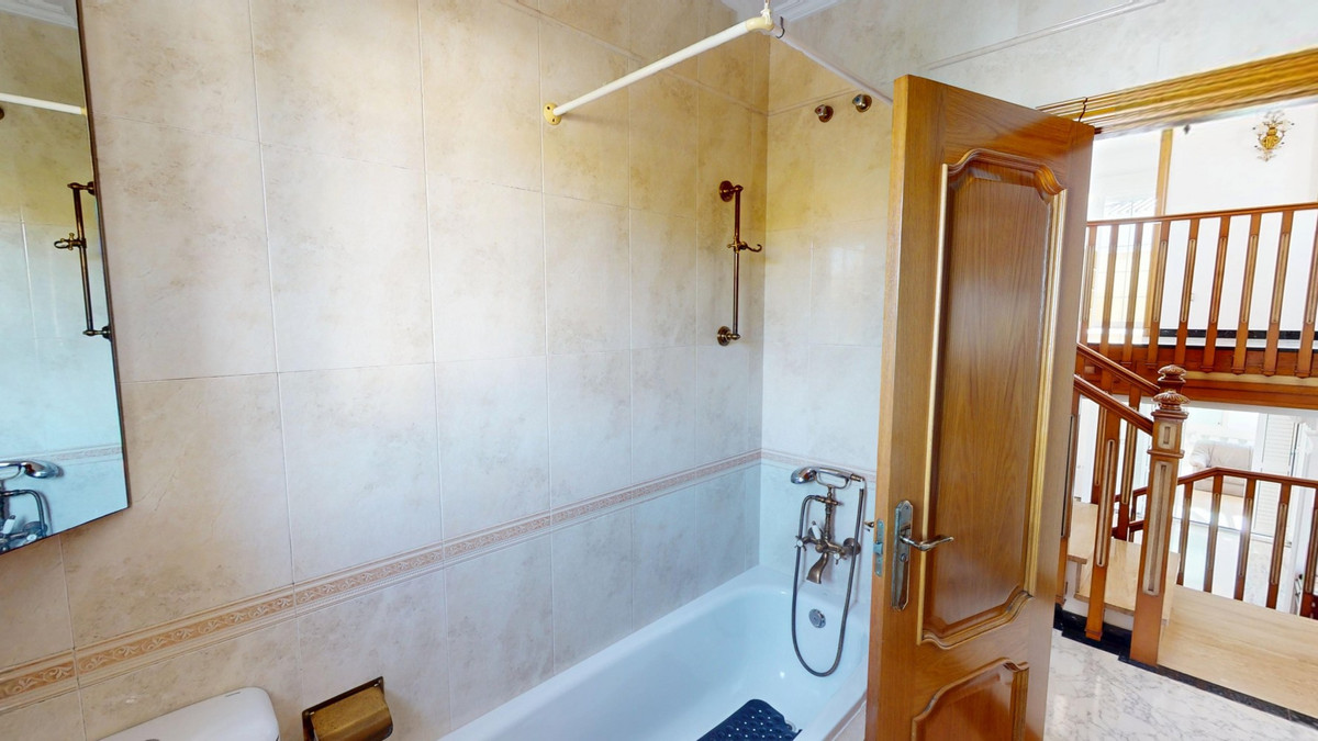 Se vende Villa - Chalet de 5 dormitorios en Costa Del Sol East, Málaga, España