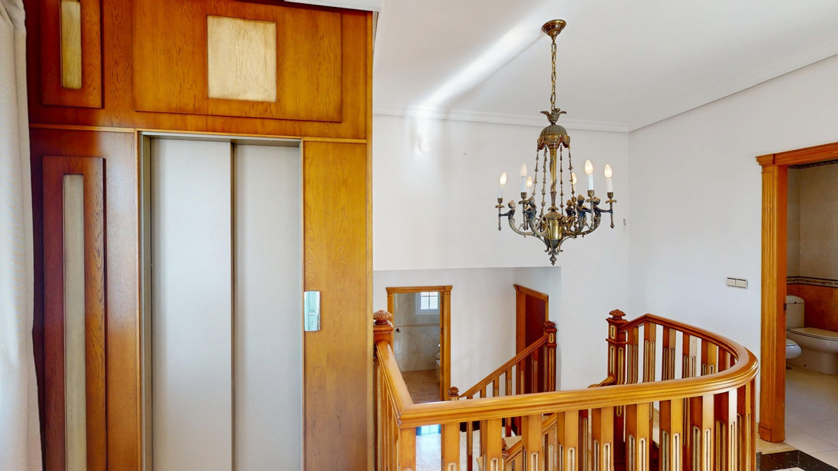 Se vende Villa - Chalet de 5 dormitorios en Costa Del Sol East, Málaga, España