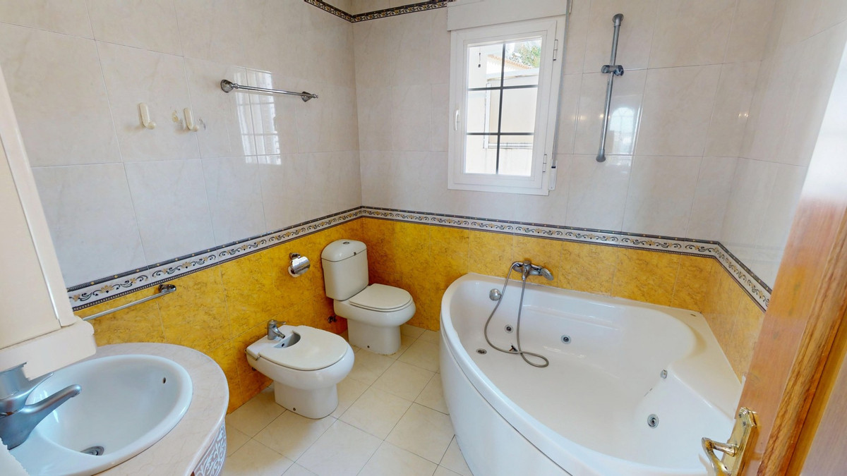 Se vende Villa - Chalet de 5 dormitorios en Costa Del Sol East, Málaga, España