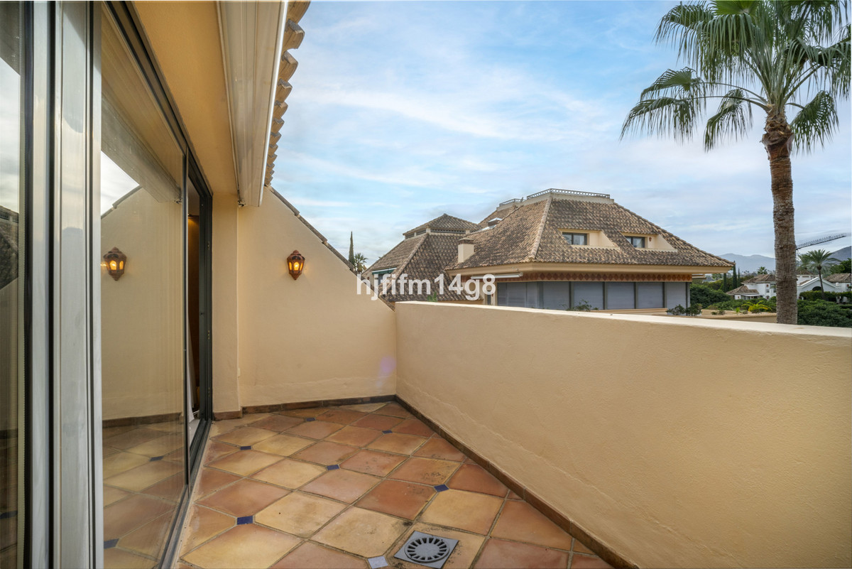 2 Bed Apartment for sale in Nueva Andalucía Costa Del Sol, Málaga, Spain