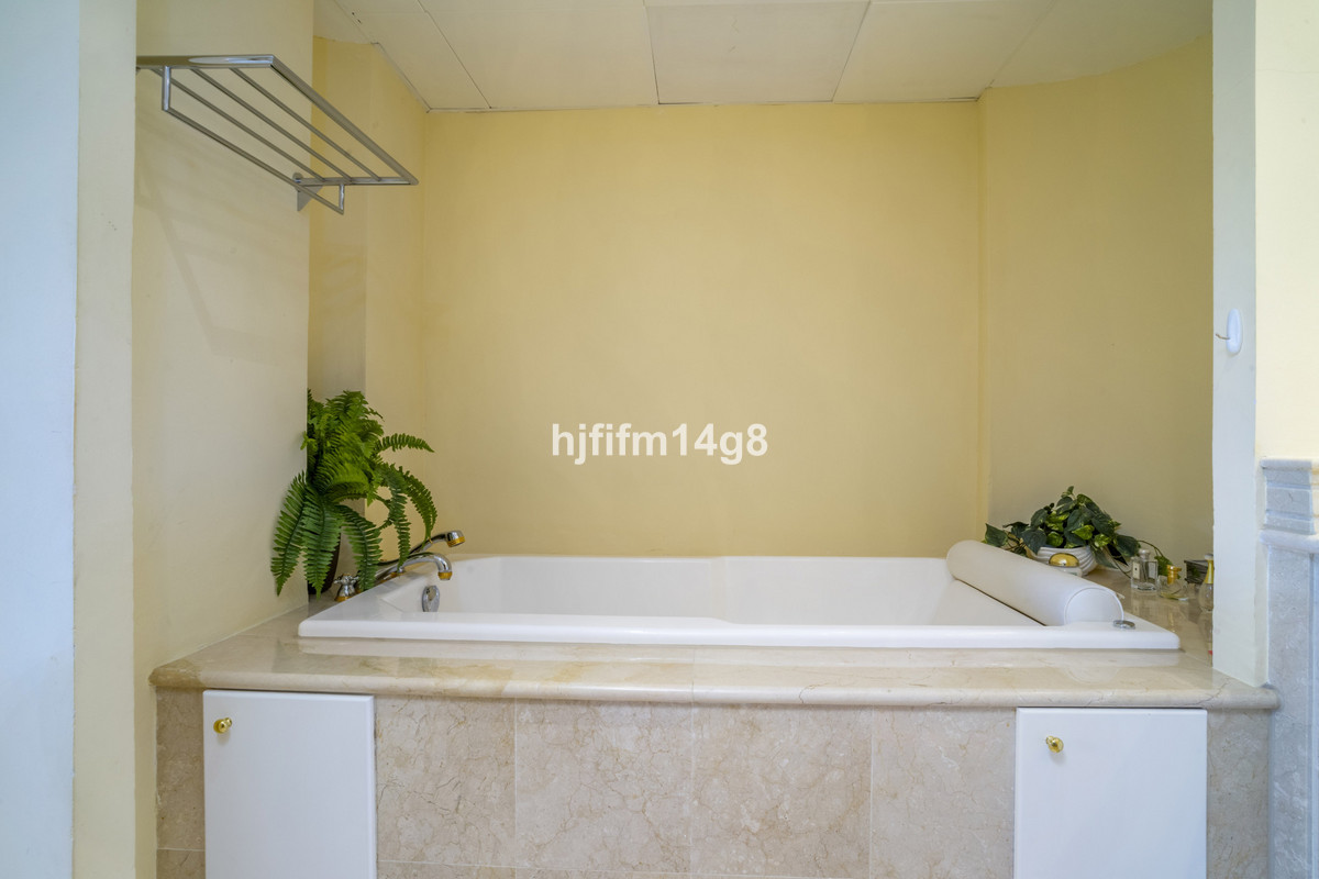 2 Bed Apartment for sale in Nueva Andalucía Costa Del Sol, Málaga, Spain