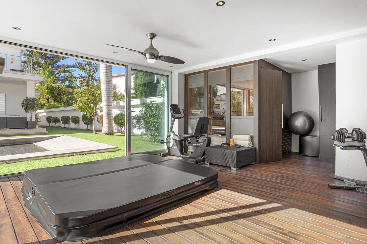 Se vende Villa - Chalet de 4 dormitorios en Costa Del Sol, Málaga, España