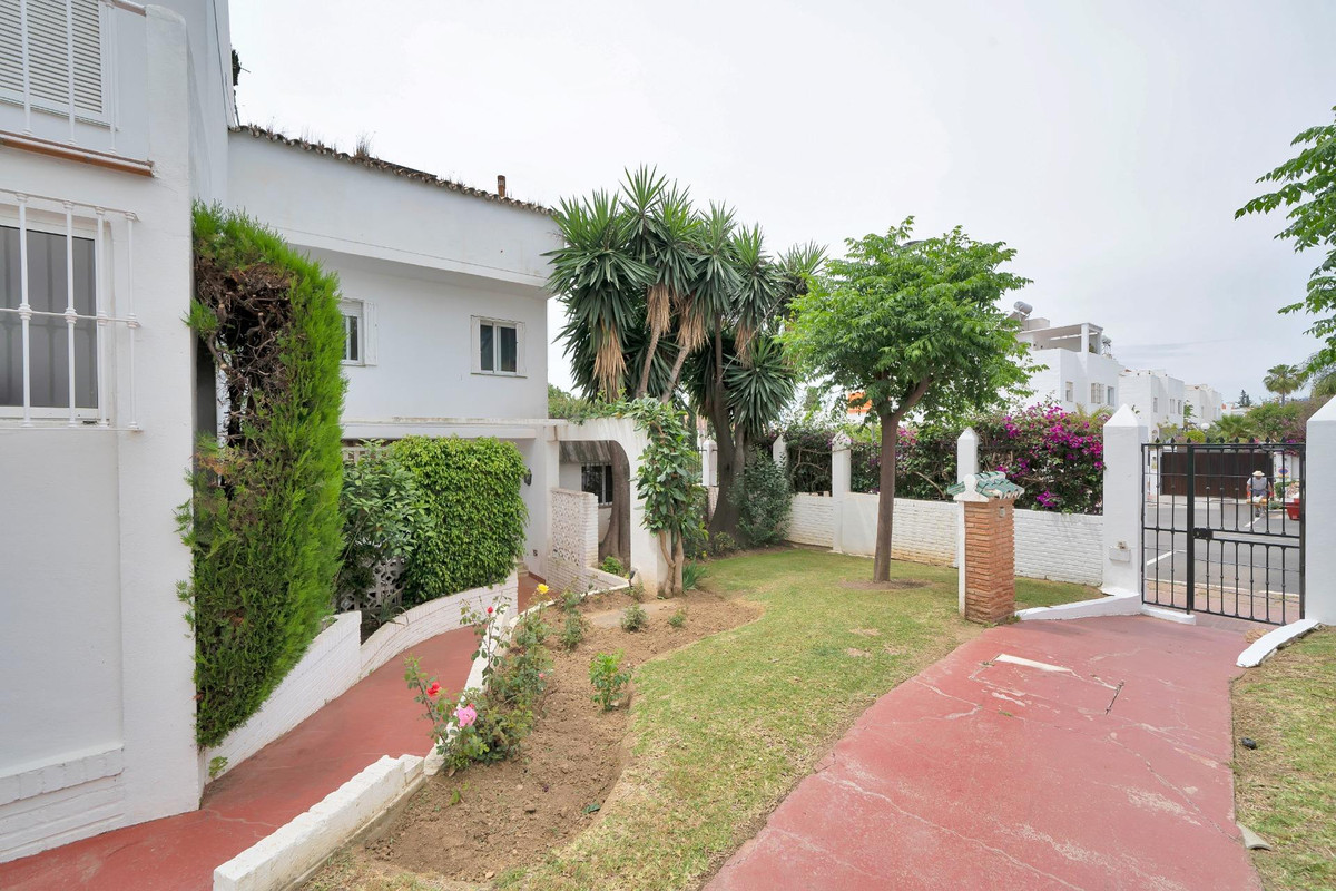 4 Bed Townhouse for sale in Nagüeles Costa Del Sol, Málaga, Spain