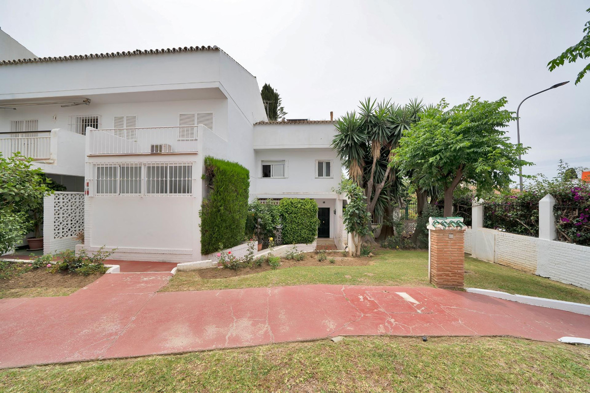4 Bed Townhouse for sale in Nagüeles Costa Del Sol, Málaga, Spain