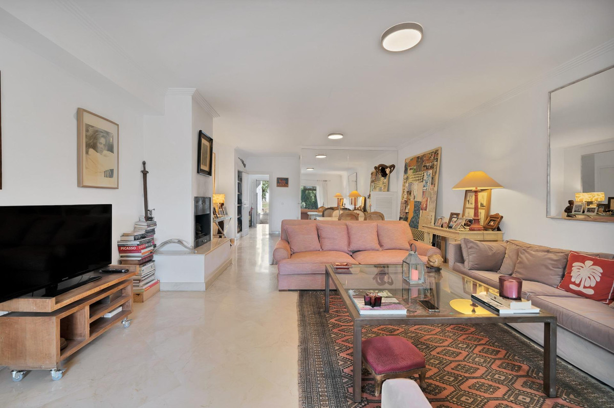 4 Bed Townhouse for sale in Nagüeles Costa Del Sol, Málaga, Spain