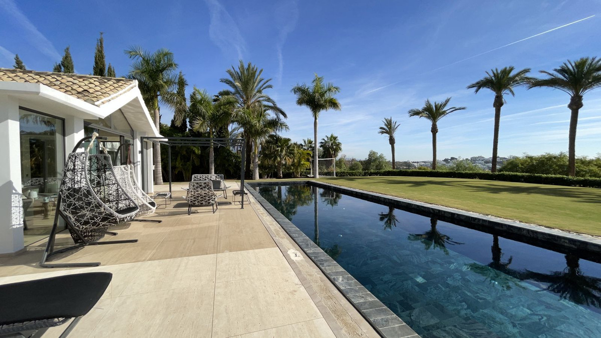 5 Bed Townhouse for sale in Benahavís Costa Del Sol, Málaga, Spain
