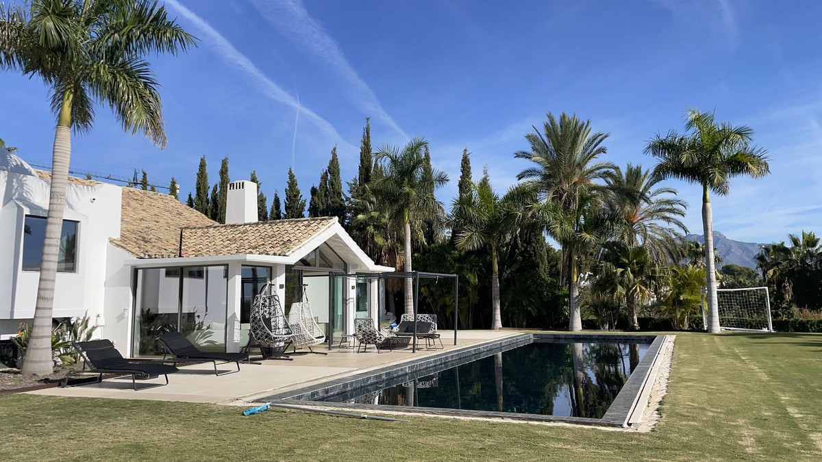 5 Bed Townhouse for sale in Benahavís Costa Del Sol, Málaga, Spain