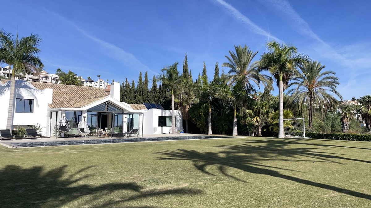 5 Bed Townhouse for sale in Benahavís Costa Del Sol, Málaga, Spain