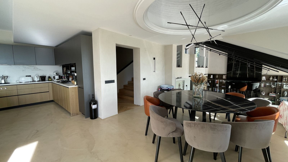 5 Bed Townhouse for sale in Benahavís Costa Del Sol, Málaga, Spain