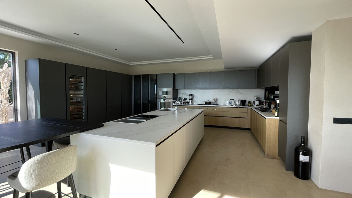 5 Bed Townhouse for sale in Benahavís Costa Del Sol, Málaga, Spain