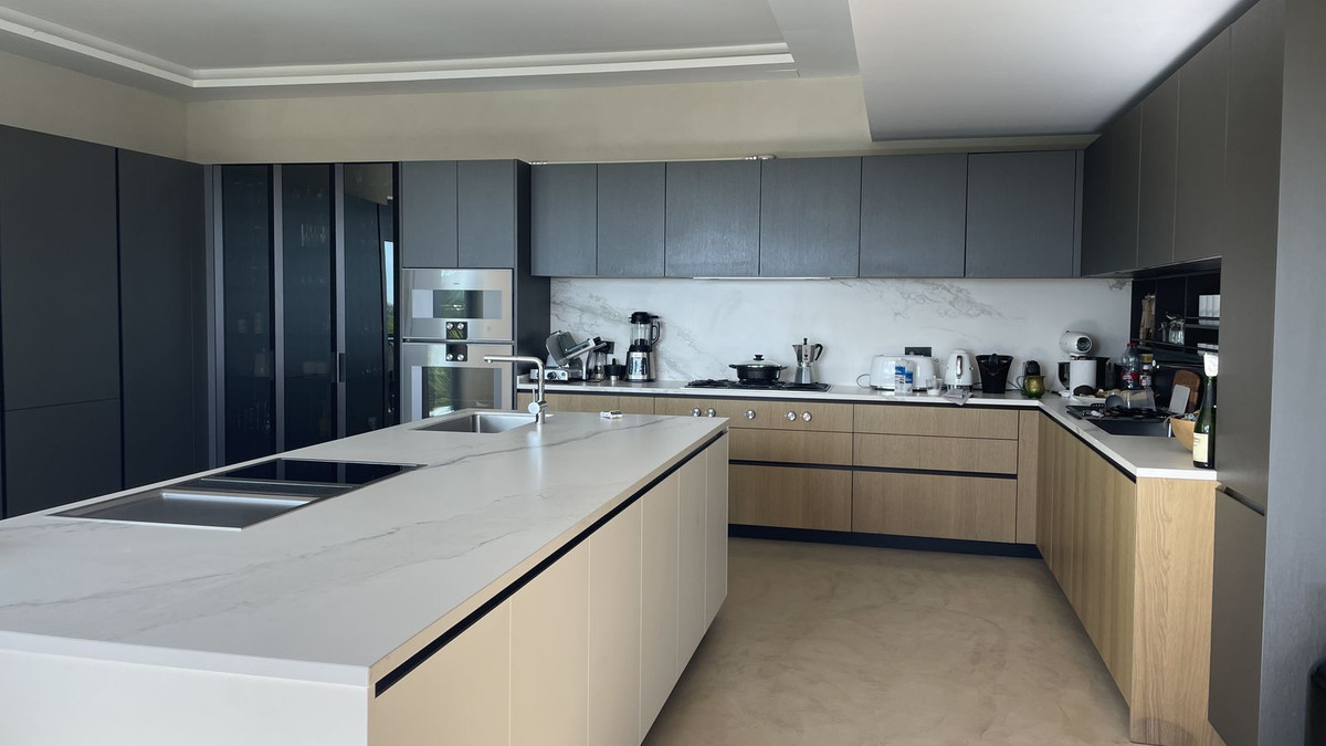 5 Bed Townhouse for sale in Benahavís Costa Del Sol, Málaga, Spain