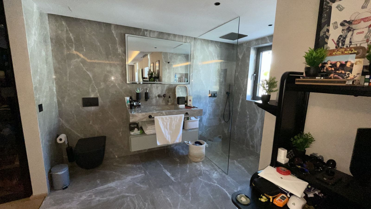 5 Bed Townhouse for sale in Benahavís Costa Del Sol, Málaga, Spain