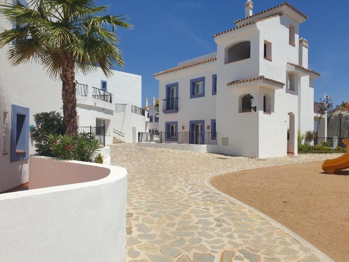 5 Bed Apartment for sale in El Paraiso Costa Del Sol, Málaga, Spain