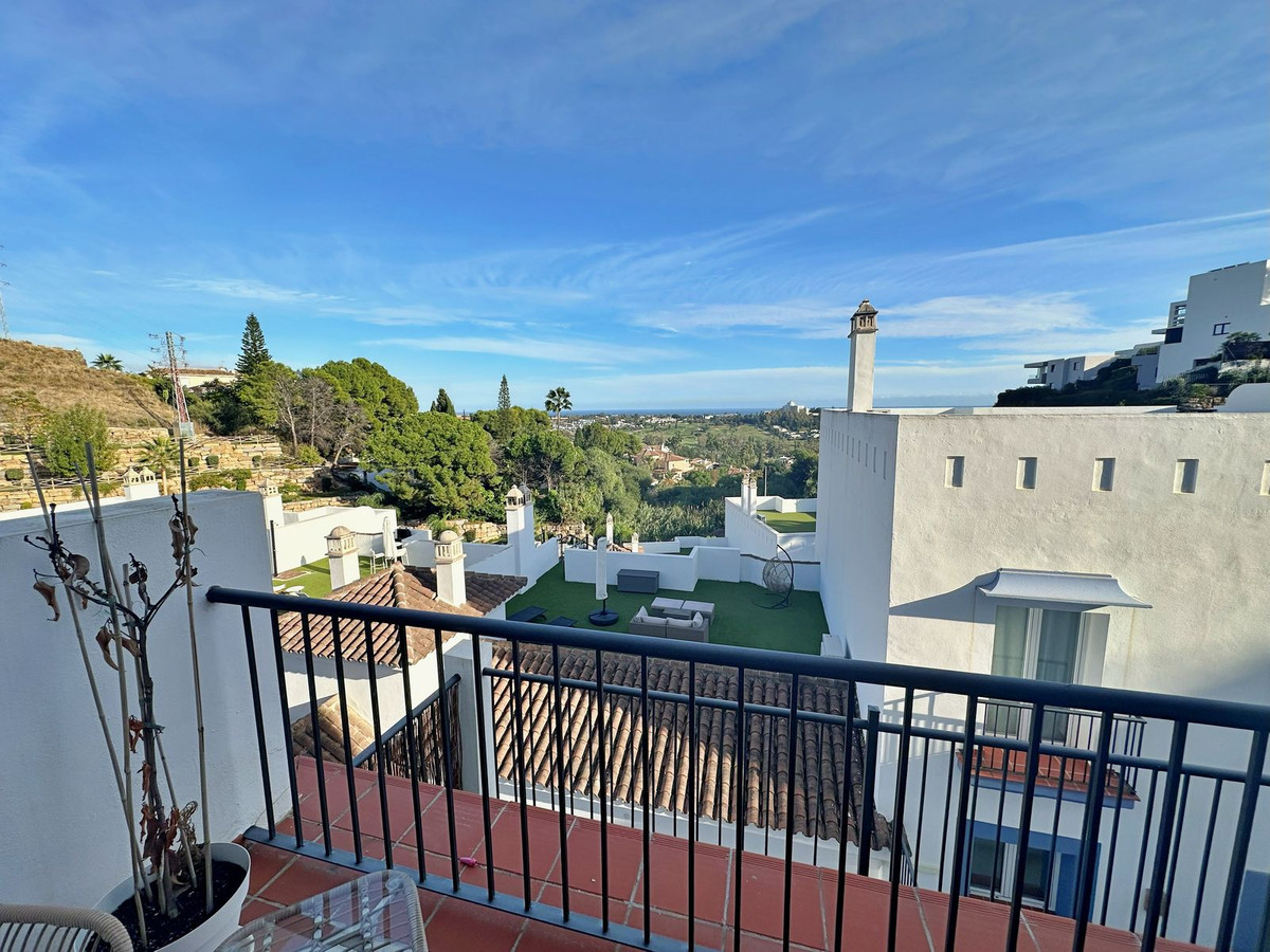 5 Bed Apartment for sale in El Paraiso Costa Del Sol, Málaga, Spain