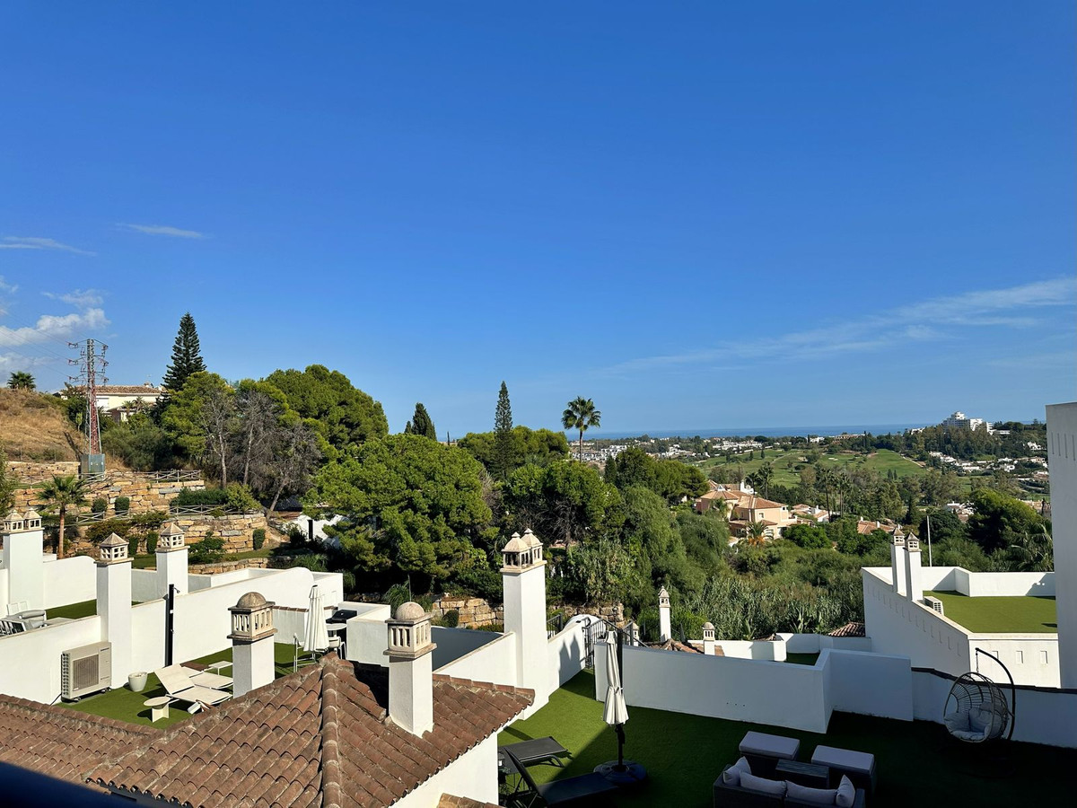 5 Bed Apartment for sale in El Paraiso Costa Del Sol, Málaga, Spain