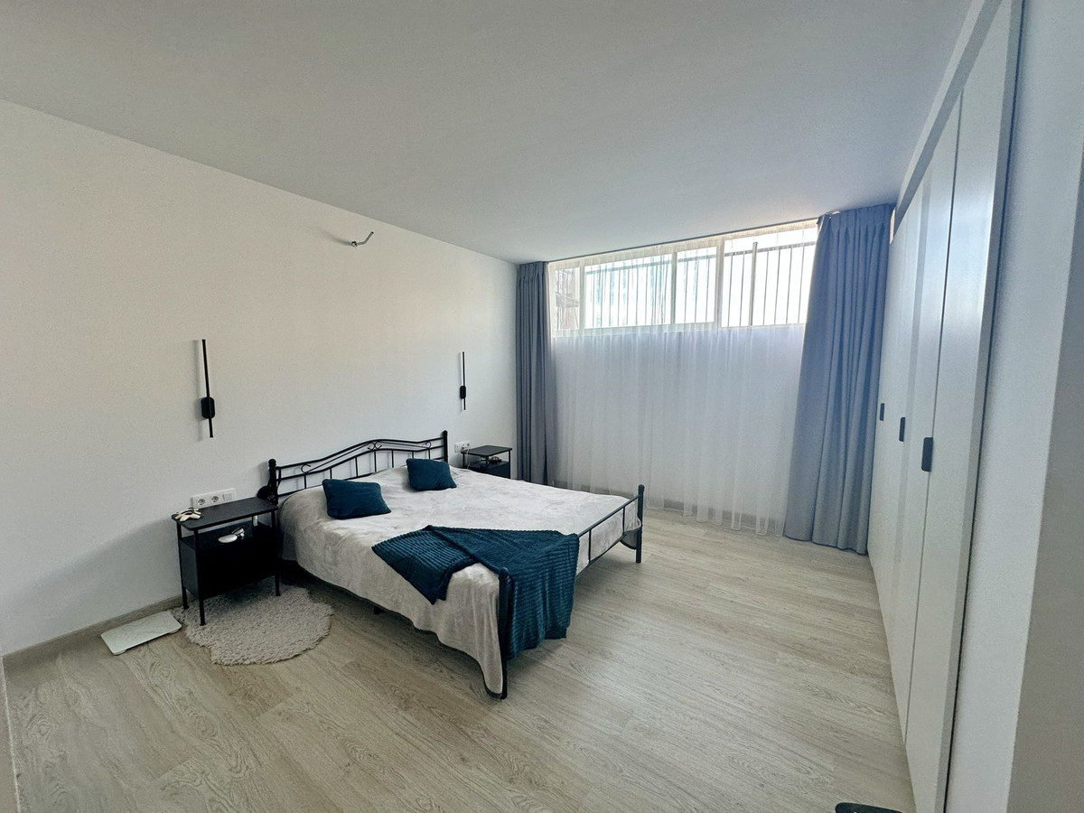 5 Bed Apartment for sale in El Paraiso Costa Del Sol, Málaga, Spain