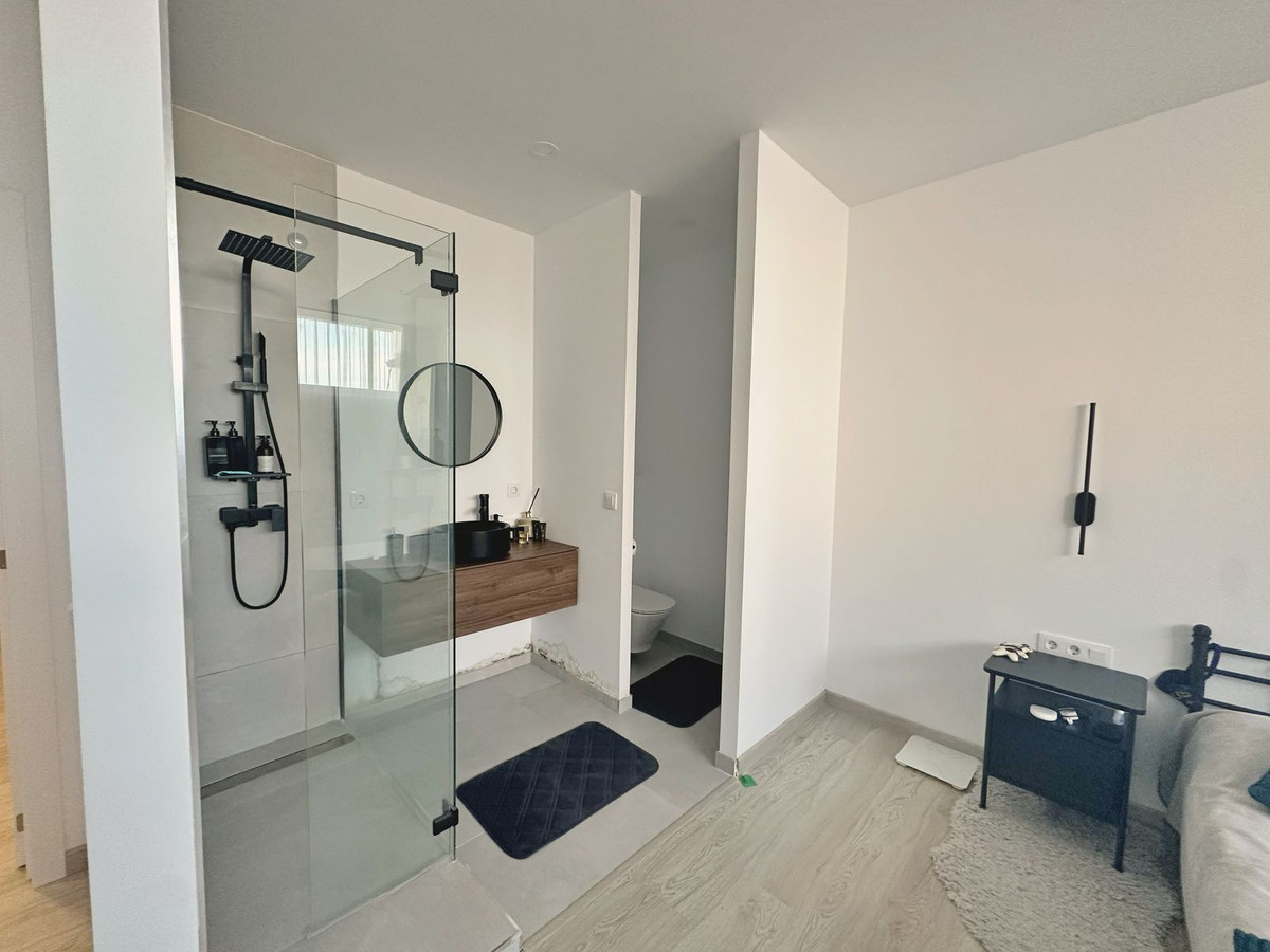 5 Bed Apartment for sale in El Paraiso Costa Del Sol, Málaga, Spain