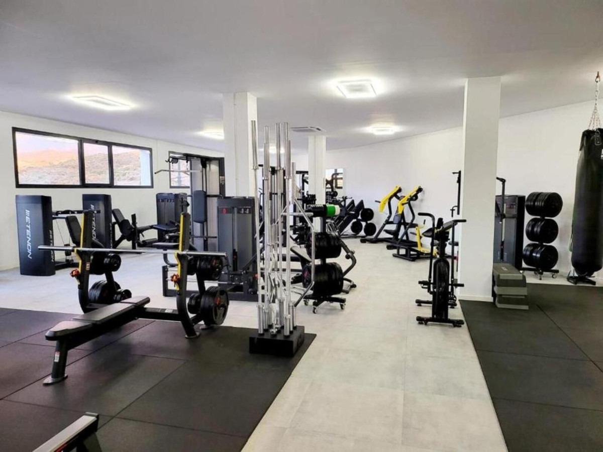 5 Bed Apartment for sale in El Paraiso Costa Del Sol, Málaga, Spain
