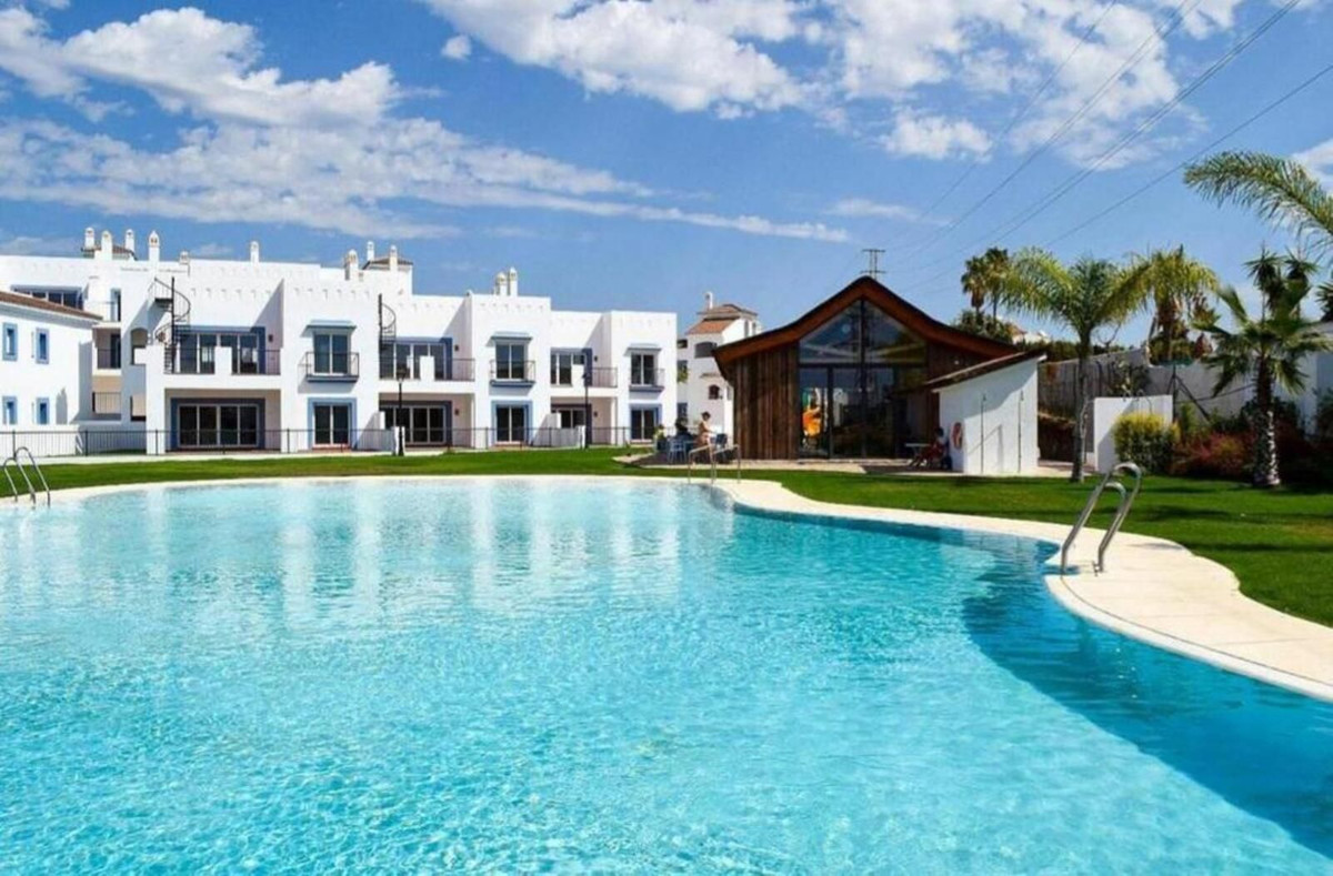 5 Bed Apartment for sale in El Paraiso Costa Del Sol, Málaga, Spain