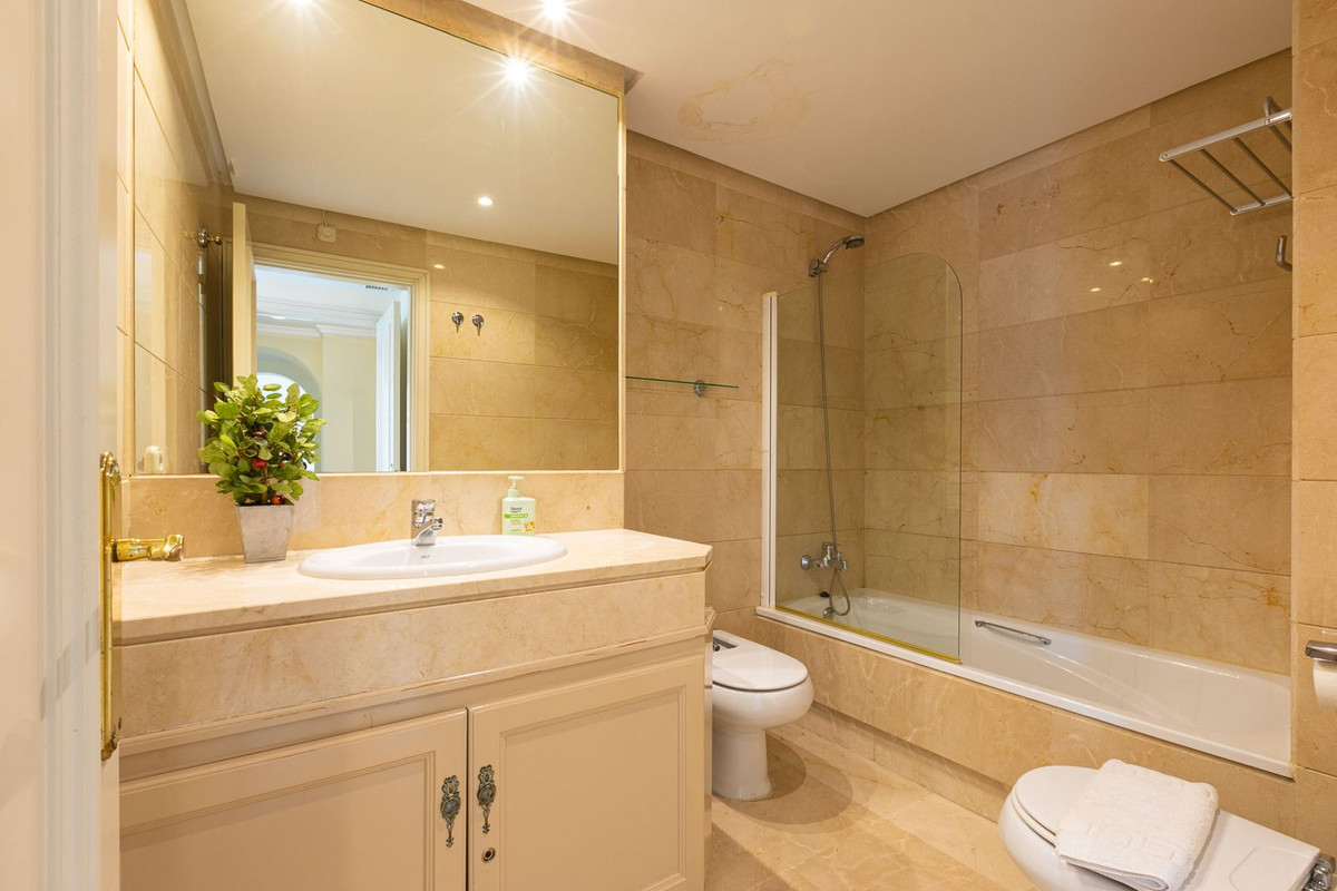 Se vende Apartamento Planta Media de 2 dormitorios en Costa Del Sol, Málaga, España
