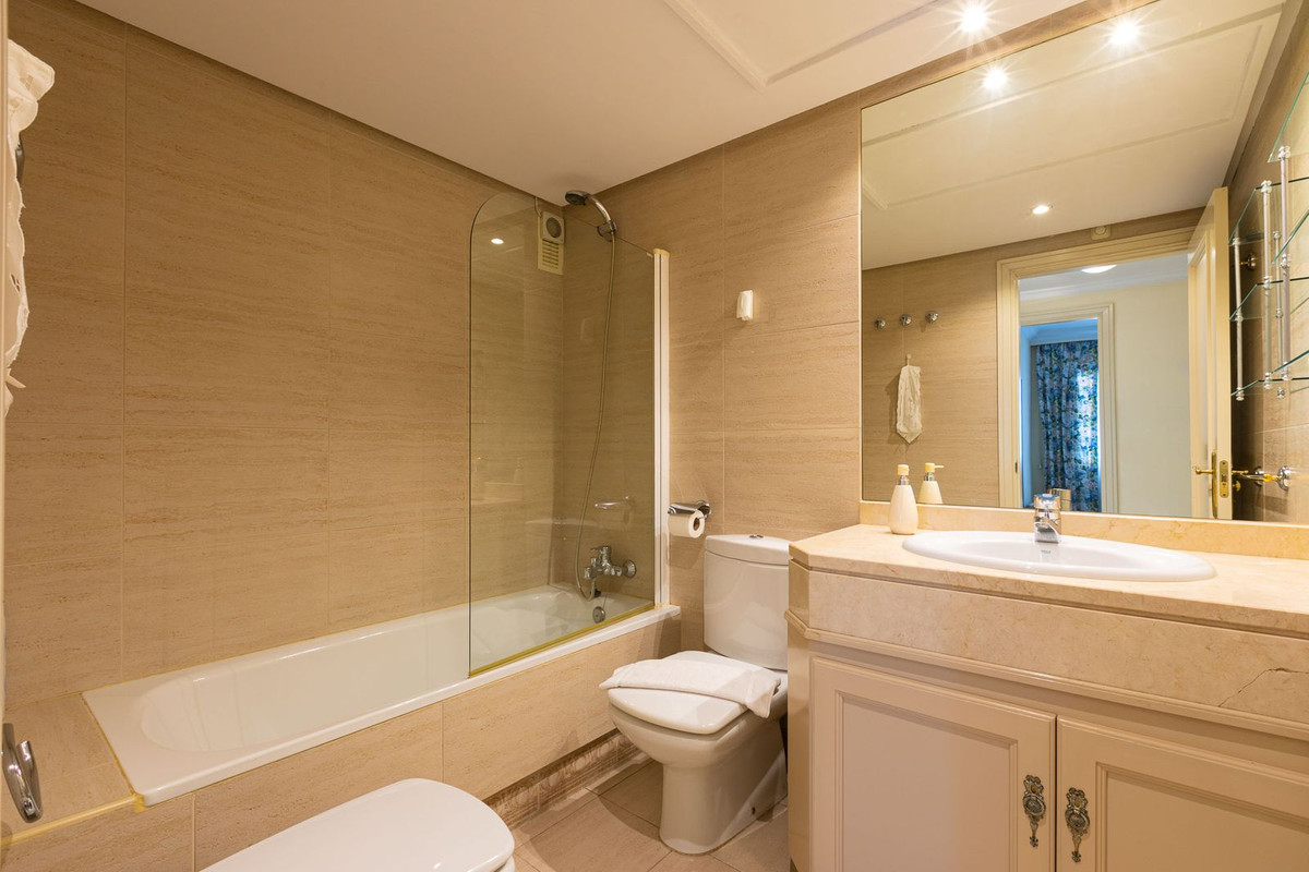Se vende Apartamento Planta Media de 2 dormitorios en Costa Del Sol, Málaga, España