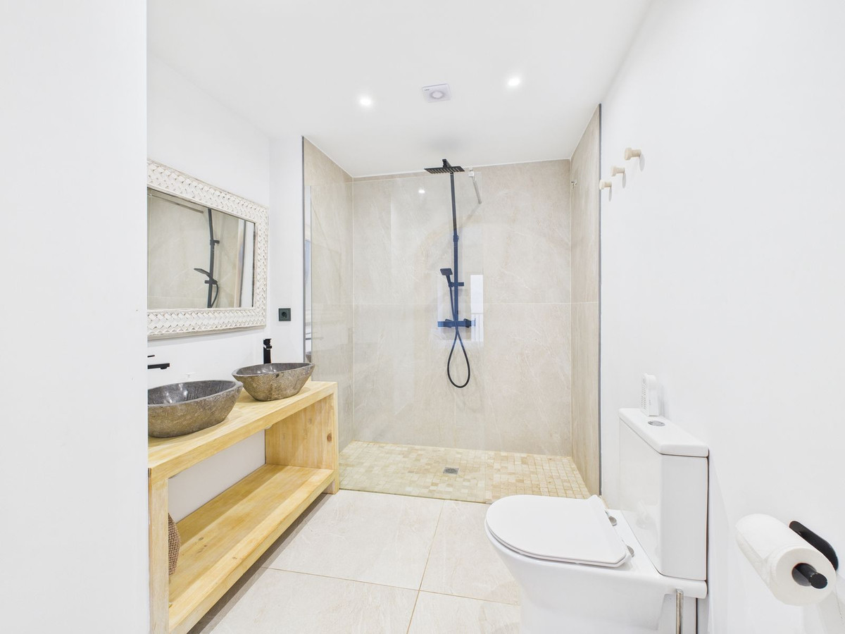 3 Bed Apartment for sale in La Duquesa Costa Del Sol, Málaga, Spain