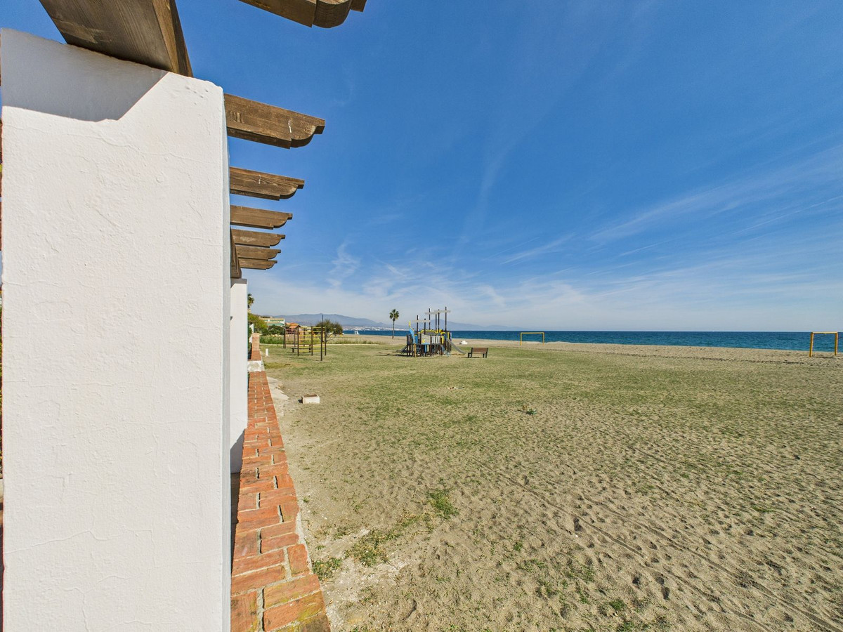 3 Bed Apartment for sale in La Duquesa Costa Del Sol, Málaga, Spain