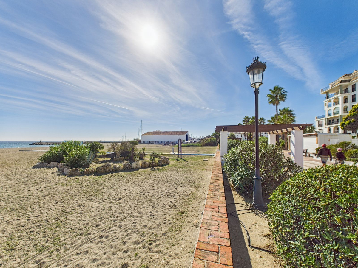 3 Bed Apartment for sale in La Duquesa Costa Del Sol, Málaga, Spain