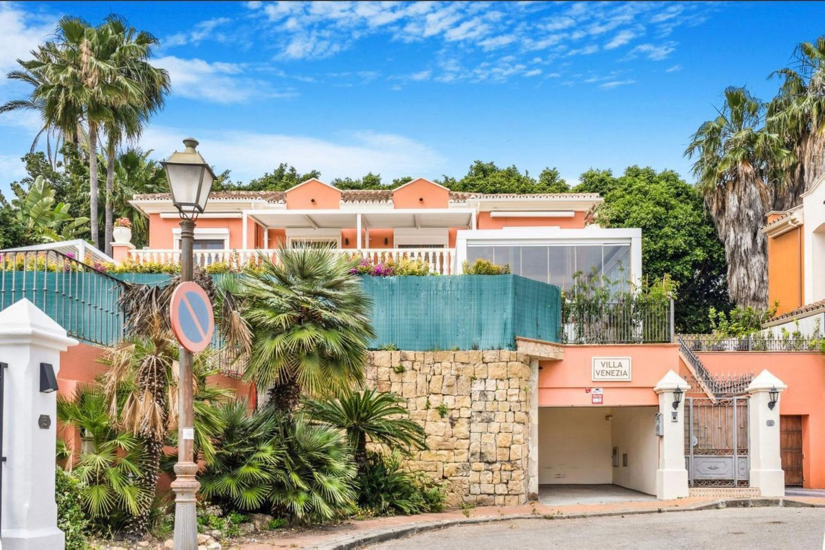 4 Bed Townhouse for sale in Nagüeles Costa Del Sol, Málaga, Spain