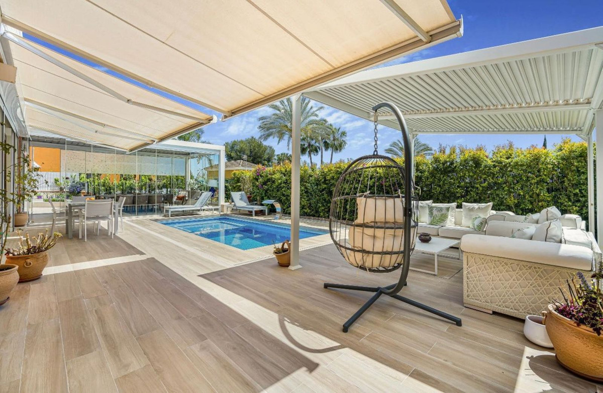 4 Bed Townhouse for sale in Nagüeles Costa Del Sol, Málaga, Spain