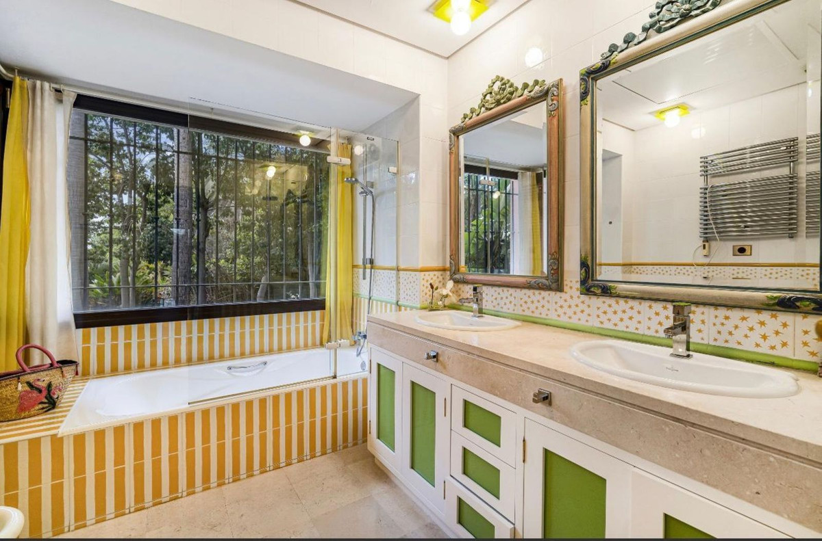 4 Bed Townhouse for sale in Nagüeles Costa Del Sol, Málaga, Spain