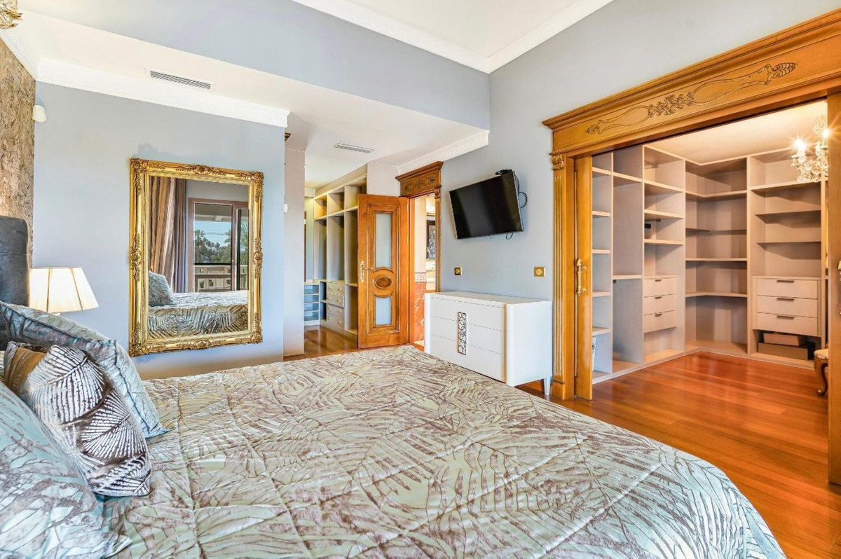 4 Bed Townhouse for sale in Nagüeles Costa Del Sol, Málaga, Spain