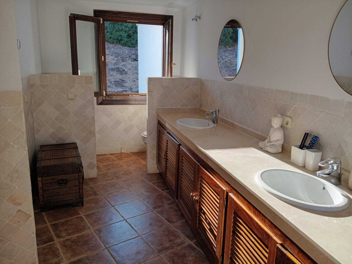 3 Bed Townhouse for sale in El Paraiso Costa Del Sol, Málaga, Spain