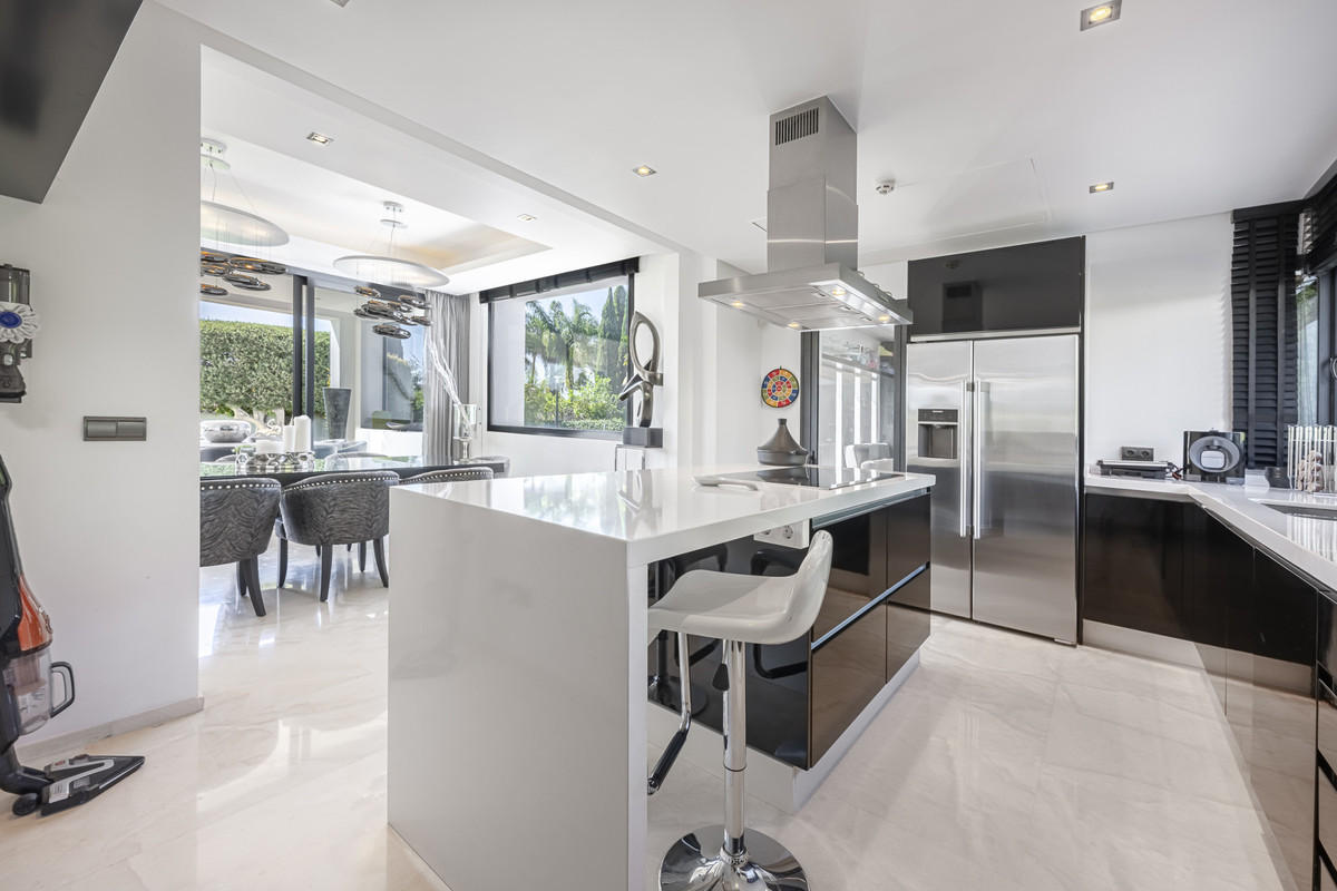 Se vende Villa - Chalet de 5 dormitorios en Costa Del Sol, Málaga, España