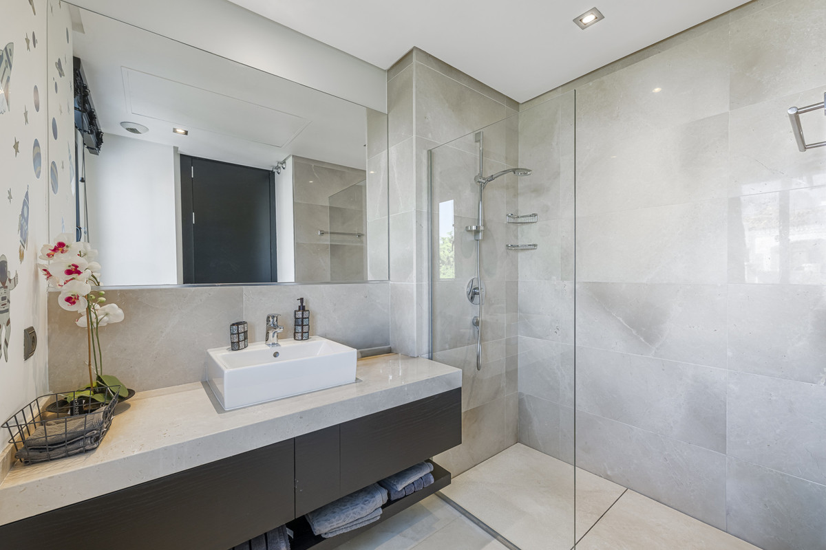 Se vende Villa - Chalet de 5 dormitorios en Costa Del Sol, Málaga, España