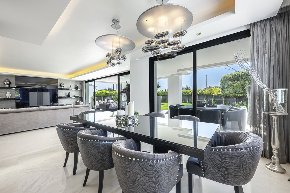 Se vende Villa - Chalet de 5 dormitorios en Costa Del Sol, Málaga, España